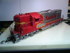 USA TRAINS R22107 GP-9 Santa