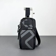 TUMI Alpha 3 Compact Sling Schultertasche schwarz Steckdose