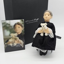 Steiff 421082 Filzpuppe Margarete Steiff im Rollstuhl 28 cm Jahr 2009 MSE