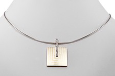 Wende Anhänger an Schnurr +