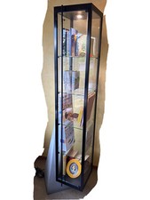 Design Glasvitrine beleuchtet Beton Sockel