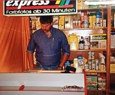 Mann steht am Tresen in einer