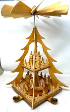 Pyramide geschnitzte Figuren