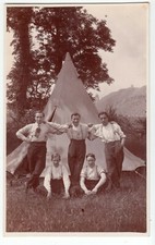 Zeltlager Junge Männer beim