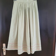 Zartgrüner, langer Rock aus