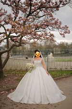 Schönes Hochzeitskleid mit  Schleier.       . Mitte 550€         ...Kaufen 1350€