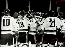 Eishockey Nationalmannschaft  WM 1981 Torjubel Szene  Pressefoto Agentur Müller