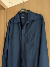 dunkelblaues Herrenhemd
