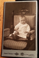 sitzendes kleines Kind mit Ball - Stuhl / CDV Heinr. E. Herkner Gablonz a. N.