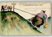 39994350 - Duenner Mann zieht seine beleibte Frau mit einem Lastenaufzug den