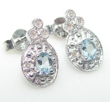 Zierliche Ohrstecker Weißgold 375 Diamanten weiß und Blautopas - Ä4597