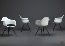 Vitra Eames Plastic Armchair DAW Besucherstuhl Weiß mit Polster Schwarz Holzfuß