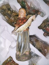 Krippenfiguren bekleidet