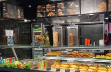 döner laden, Dönerladen zum Verkauf im Hauptbahnhof in Gelsenkirchen