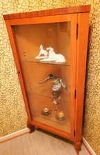 Vitrinenschrank, Eckvitrine