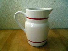weiß roter Milch Krug - Milch