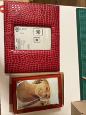 Zwei Rote Bilderrahmen Fotos Look