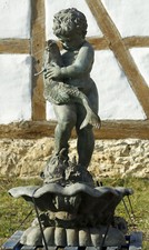 Gartenfigur , Brunnenfigur Bronzefigur Junge , Putto mit Fisch
