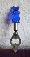 Flaschenöffner, der Griff besteht aus einem blauen Kunststoff Gummibärchen