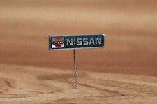 Oldtimer Nissan Automobilhersteller altes Sammlerstück Promo Pin / Anstecker