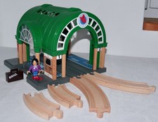 BRIO 33649 orig. gr. Bahnhof Ticketautomat Geräusch Schienen 2gleisig Figur