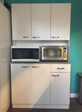 Hoher Küchenschrank