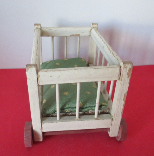 Puppenbett auf rädern - auf, holz