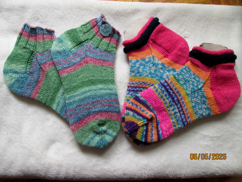 Paar handgestrickte socken - handgestrickte,