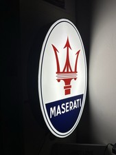 Maserati Werbung Schild beleuchtet