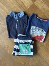 Mini Boden  Set für coole Jungs - 7 Jahre (128) - 2 Tshirt  & 1 Frotteehose