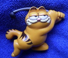 Garfield als Golfer, spielt