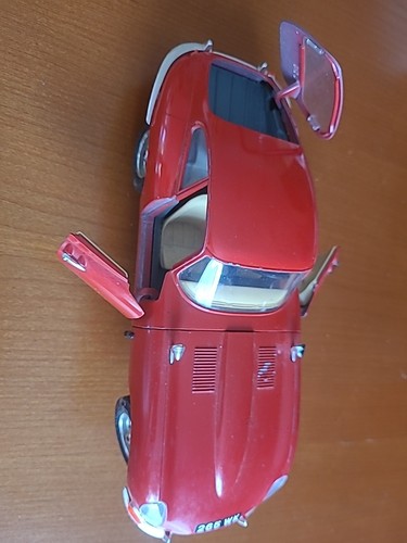 Rotes modellauto jaguar - modellauto,