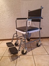 Fahrbarer Toilettenstuhl, im