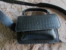 schwarze kleine Handtasche im