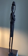 Alte afrikanische Holz Skulptur,, Wasserträger/in“ 61 cm hoch aus Nachlass