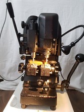 Schlüsselmaschine . Bahnenschlüsselmaschine. Voll in Ordnung