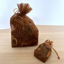 2 Deko-Organza-Säckchen mit Zimtstangen Orangenscheiben Tannenzapfen Weihnachten