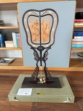 Chinesischer Standfächer Holzschnitzerei mit Ständer & Zertifikat – Handarbeit