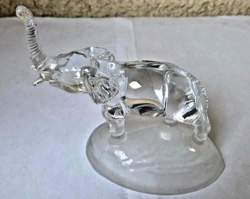 Ein elefant mit ovalen fuß - mit,