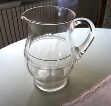 Eleganter alter Glaskrug mit