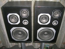 2 Boxen, 3 Wege, Bassreflex, retro namenlos, aber gut.