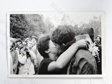 Paar küsst Menge Hippie