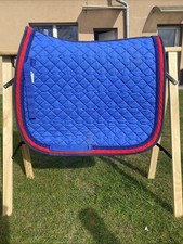 Gebrauchte Dressurschabracke mit schwarzer / dunkelblauer Kordel und rotem Rand