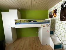 Jugend-/Kinderzimmer mit Hochbett und Treppe, Weiß/Petrol