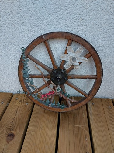 Altes wagenrad liebevoll - altes,