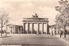 Postkarte :  BERLIN /DDR - Brandenburger Tor vorm Mauerbau ; ca.1958