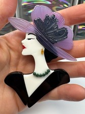 Retro Acryl Brosche Pin Anstecknadel Frau Kopf 50er 60er 80er Großem Hut 8,5 cm