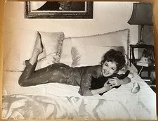 Liselotte Pulver PORTRAIT Bett