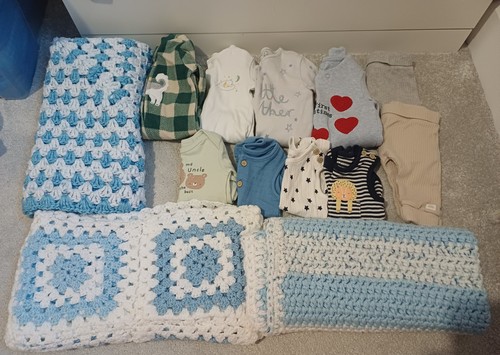 Paket kleidung und strickdecke - paket,