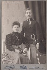 Offizier mit Säbel und Frau